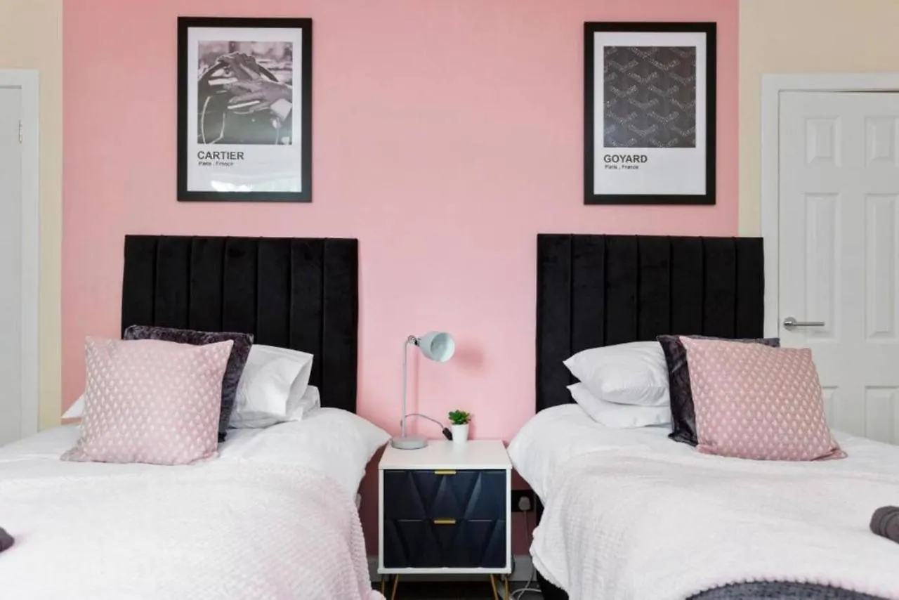 Boutique Edinburgh 3 Bed House - Parking - Garden Villa 0*,  United Kingdom