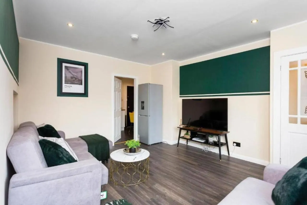 Boutique Edinburgh 3 Bed House - Parking - Garden Villa Holiday home