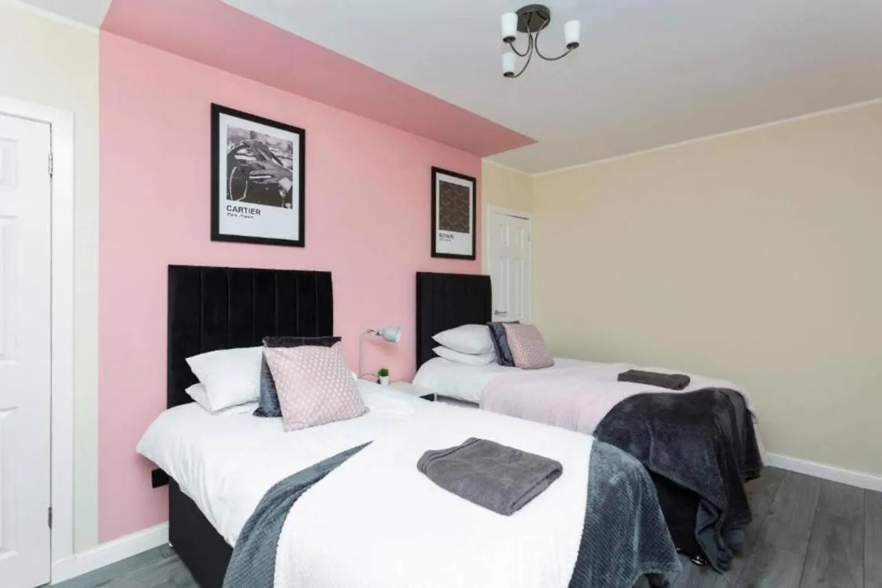 Boutique Edinburgh 3 Bed House - Parking - Garden Villa 0*,  United Kingdom